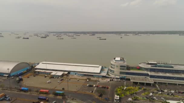 Port morski towarowy i pasażerski w Surabaya, Java, Indonezja — Wideo stockowe