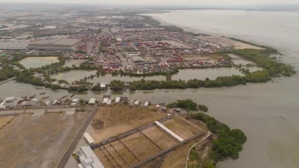 Last- och passagerarkusthamn i Surabaya, Java, indonesien — Stockvideo