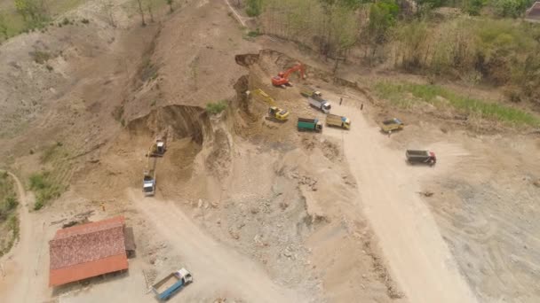 Lugar de construcción en la ladera de la montaña — Vídeos de Stock