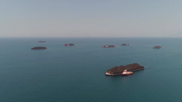 Баржа з вугіллям у морі — стокове відео