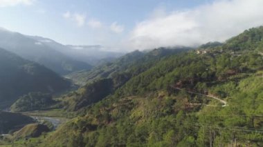 Havadan görünümü dağ orman, ağaçlar bulutlar ve sis kaplı. Cordillera bölgesi. Luzon, Filipinler. Herdem yeşil bitki örtüsü ile Dağları eteklerinde. Dağlık tropikal peyzaj.