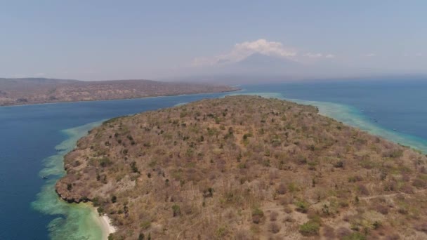 Widok z lotu ptaka piękna plaża na tropikalnej wyspie Menjangan. Bali, Indonezja. — Wideo stockowe