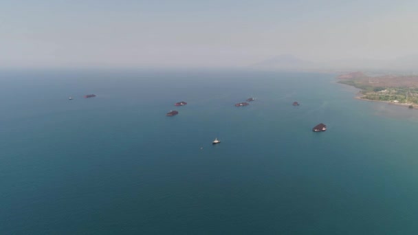 Barcaza con carbón en el mar — Vídeo de stock