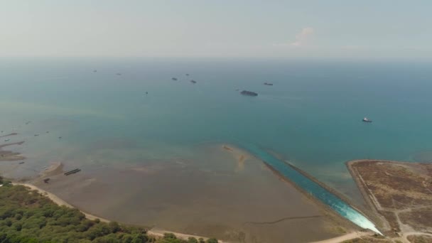 déversoir dans la centrale électrique maritime 