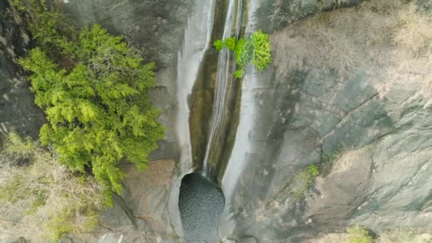 Waterval in de bergen. — Stockvideo