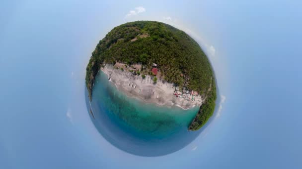 Písečná pláž v tropickém letovisku — Stock video