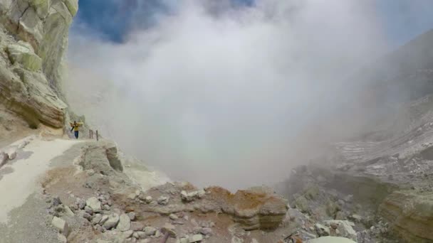 Гірський пейзаж з кратерним озером — стокове відео