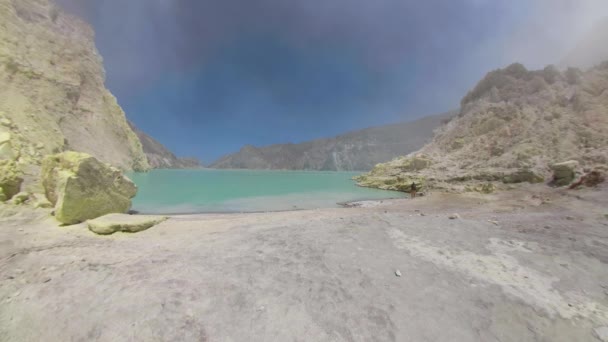 Paisaje de montaña con lago cráter — Vídeos de Stock