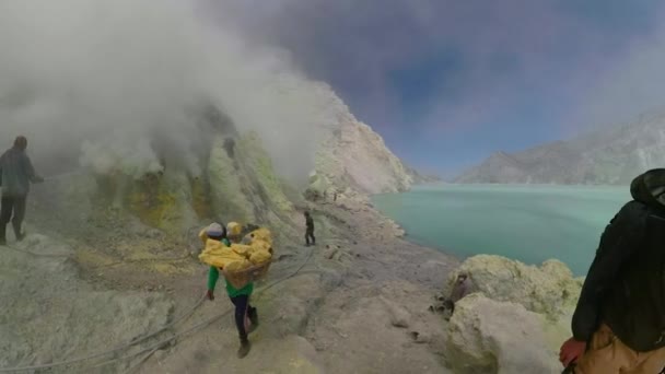 Paisaje de montaña con lago cráter — Vídeo de stock