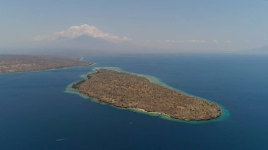 Tropikal ada Menjangan 'da hava manzaralı güzel bir plaj. Bali, Endonezya.