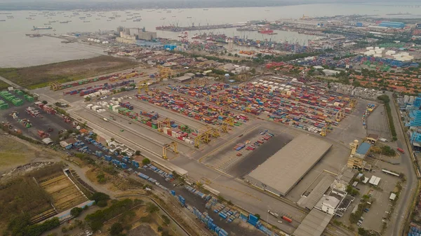 Puerto marítimo de carga y pasajeros en Surabaya, Java, Indonesia — Foto de Stock