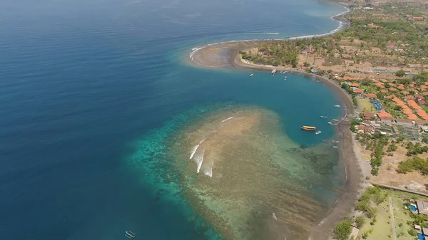 Paisaje marino con playa tropical — Foto de Stock