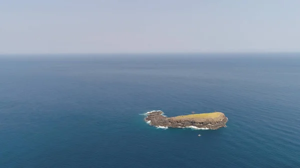 Скелястий острів в океані . — стокове фото