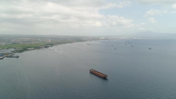 Nákladní lodě v přístavu. Batangas, Filipíny — Stock video