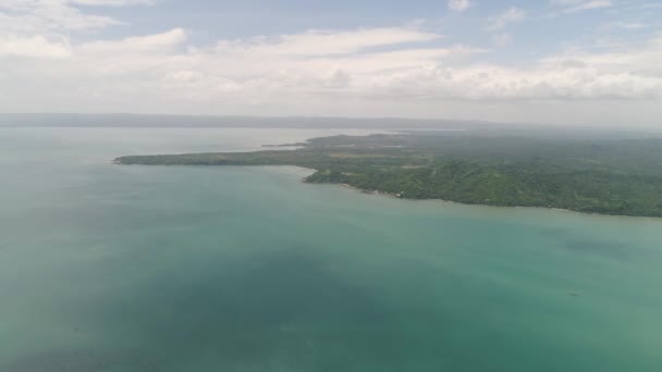 Plaj ve deniz manzaralı bir deniz manzarası. Filipinler, Luzon — Stok video