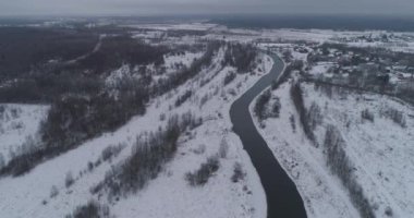 Kış nehir manzarası