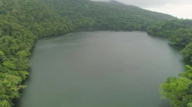 Dağlarda göl, Bulusan. Filipinler, Luzon