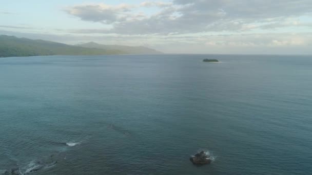 Isla tropical rosa con playa de arena . — Vídeos de Stock