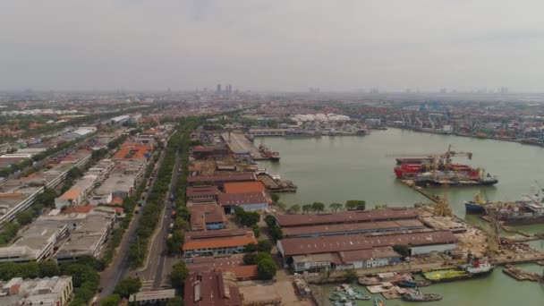Вантажний і пасажирський морський порт в Сурабая, Ява, Індонезія — стокове відео