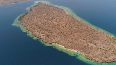 Tropikal ada Menjangan 'da hava manzaralı güzel bir plaj. Bali, Endonezya.
