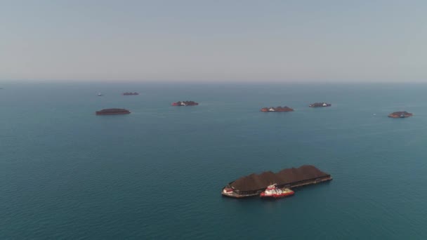 Barcaza con carbón en el mar — Vídeo de stock