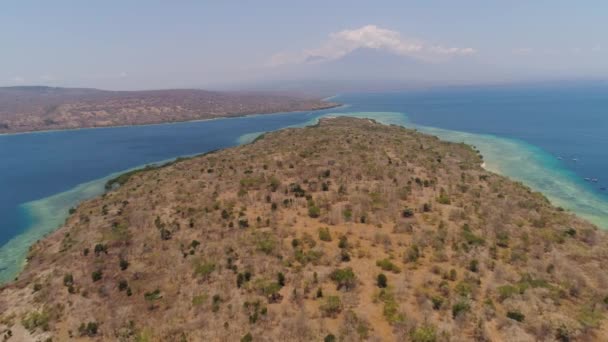 Letecký pohled krásná pláž na tropickém ostrově Menjangan. Bali, Indonésie. — Stock video