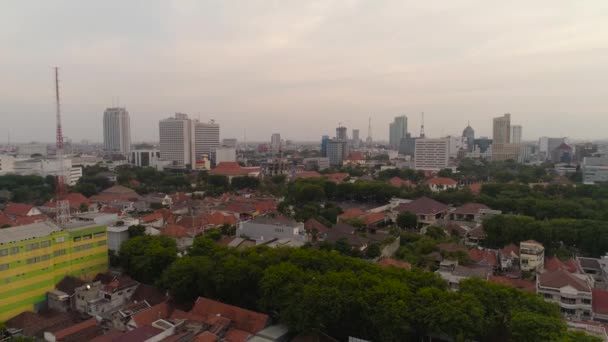 Luchtfoto Stadsgezicht Moderne Stad Surabaya Met Wolkenkrabbers Gebouwen Huizen Zonsondergang — Stockvideo