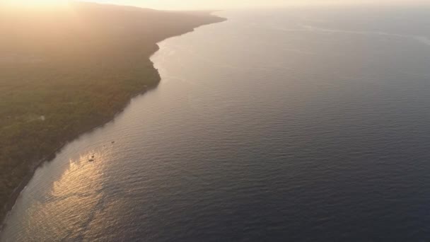 Узбережжя під час заходу сонця — стокове відео