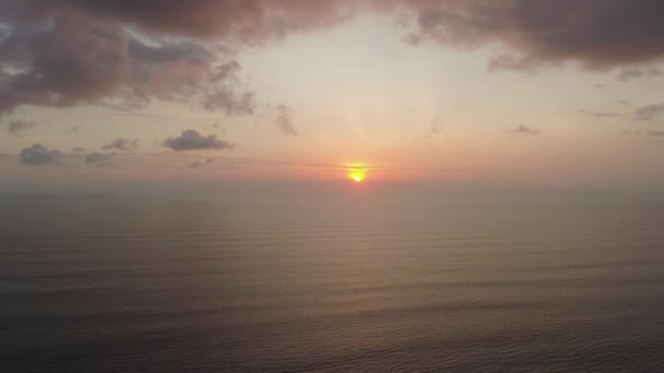 Zonsondergang boven de zee — Stockvideo