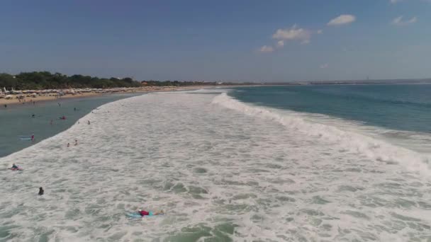 Bali Endonezya 'daki Kuta plajı — Stok video