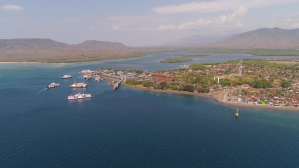 Puerto de ferry de pasajeros marítimos Gilimanuk. Bali Indonesia. — Vídeo de stock