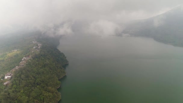 Lago en las montañas Bali, Indonesia — Vídeos de Stock