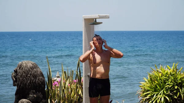 Hombre Toma Ducha Cuerpo Ducha Playa Contra Mar Ducha Playa — Foto de Stock