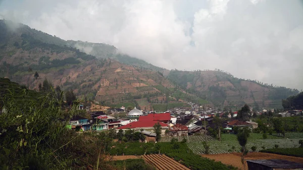 山区风景区和爪哇印度尼西亚村 — 图库照片