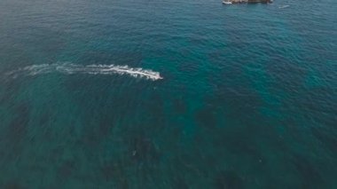 Jet ski üzerinde sürme havadan görüntüleri insanlar. ada su sporları ve rekreasyon tropikal üzerinde Boracay, Filipinler.