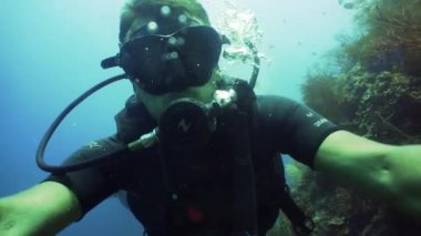 Skuba dalgıcı suyun altında.