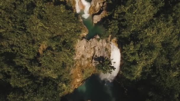 Waterval in de bergen. — Stockvideo