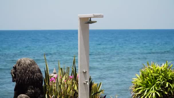 Ducha en la playa — Vídeos de Stock