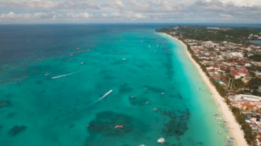 Tropikal plaj ve turkuaz deniz