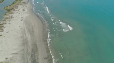 Luzon, Filipinler Adası tropik sahilde.