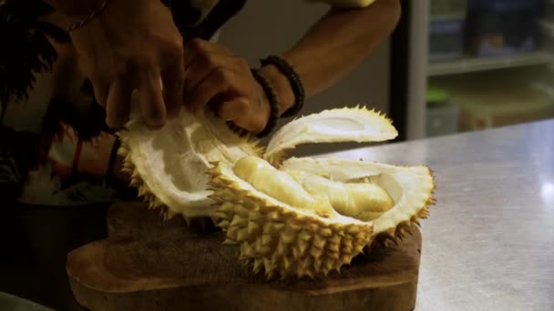 Muž se snaží loupat Durian — Stock video