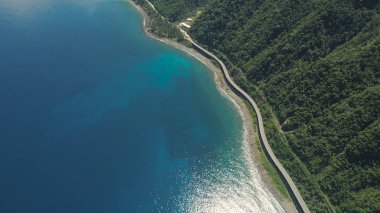 Denizin kenarında viyadük otoyolda. Filipinler, Luzon