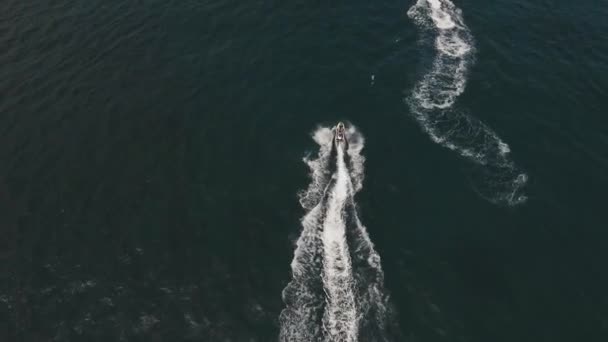 Water activiteiten met jetski op zee — Stockvideo