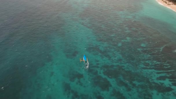 Velero en mar azul. Isla de Boracay Filipinas. — Vídeos de Stock