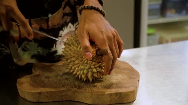 Man trying to peel Durian — Stock Video