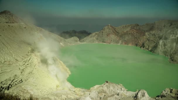 Paisaje de montaña con lago cráter — Vídeo de stock