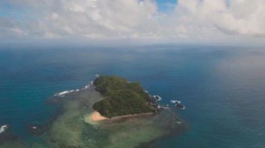 Tropik ada, kayalar ve dalgalar deniz manzarası. Catanduanes, Filipinler.