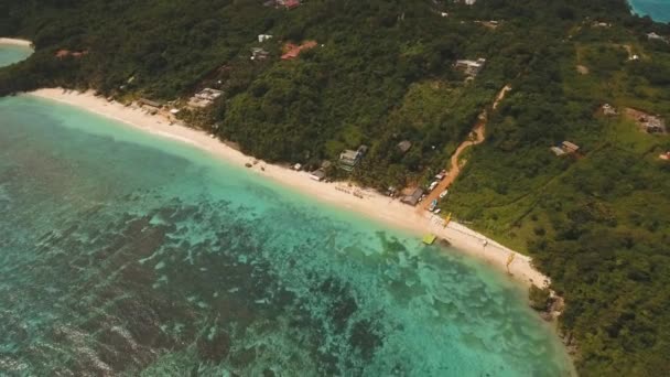 Praia de areia tropical com palmeiras — Vídeo de Stock