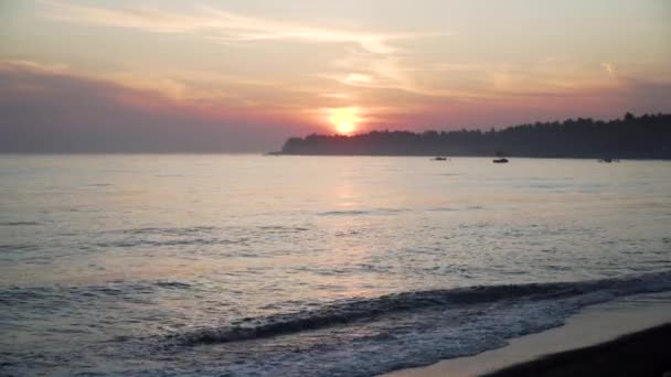 Puesta de sol en la costa del mar — Vídeos de Stock