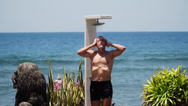 Hombre y ducha en la playa — Vídeos de Stock